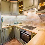 Hidden Authentic Haven - Two Bedroom With Balcony *