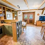 Hidden Authentic Haven - Two Bedroom With Balcony דירה *