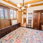 Daire Hidden Authentic Haven - Two Bedroom With Balcony *