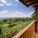 Daire Hidden Authentic Haven - Two Bedroom With Balcony