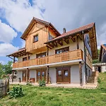 Hidden Authentic Haven - Two Bedroom With Balcony *