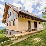 Hidden Authentic Haven - Two Bedroom With Balcony דירה