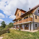 Hidden Authentic Haven - Two Bedroom With Balcony Daire