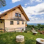 דירה Hidden Authentic Haven - Two Bedroom With Balcony