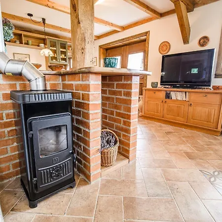 Hidden Authentic Haven - Two Bedroom With Balcony Apartament