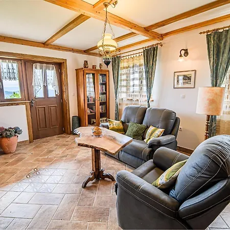 Hidden Authentic Haven - Two Bedroom With Balcony Apartament *