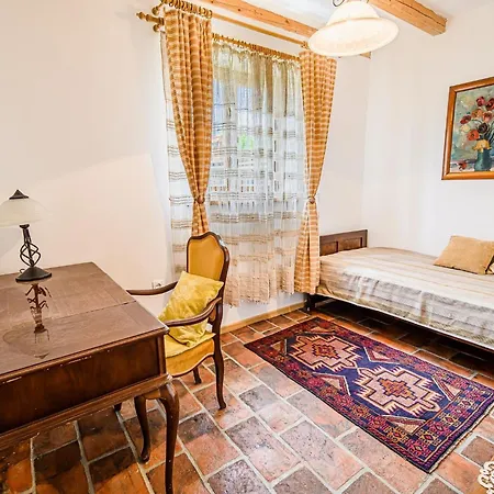 Appartement Hidden Authentic Haven - Two Bedroom With Balcony *