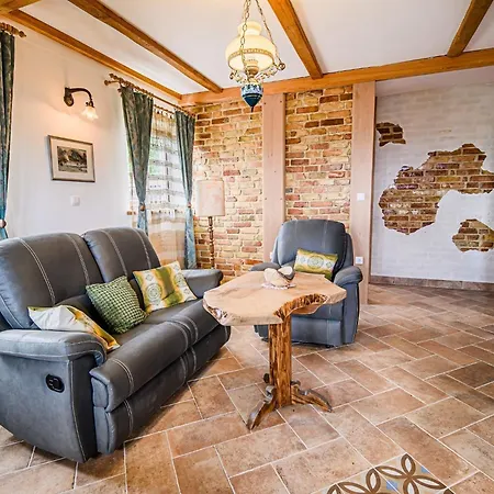 Hidden Authentic Haven - Two Bedroom With Balcony Apartament