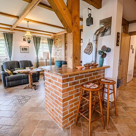 Hidden Authentic Haven - Two Bedroom With Balcony Appartement *