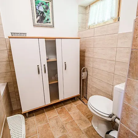 Hidden Authentic Haven - Two Bedroom With Balcony *