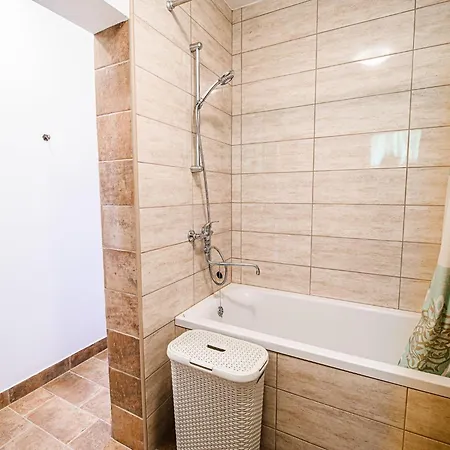 Hidden Authentic Haven - Two Bedroom With Balcony Апартаменты *