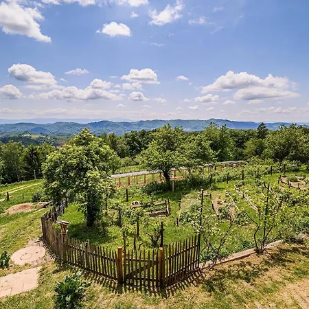 Hidden Authentic Haven - Two Bedroom With Balcony *