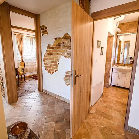 Hidden Authentic Haven - Two Bedroom With Balcony *