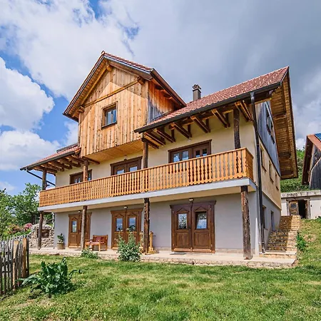 Hidden Authentic Haven - Two Bedroom With Balcony *