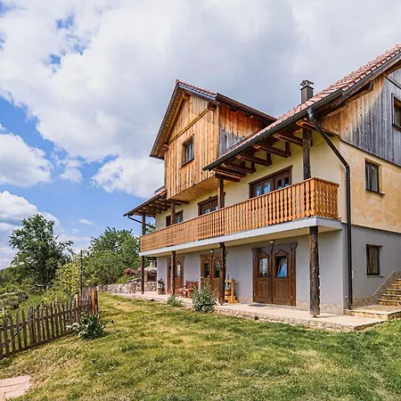 Hidden Authentic Haven - Two Bedroom With Balcony Appartamento
