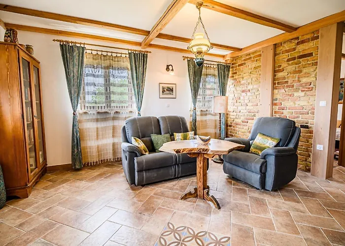 Hidden Authentic Haven - Two Bedroom With Balcony Apartament *