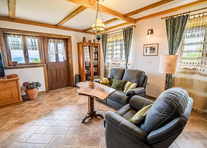 Hidden Authentic Haven - Two Bedroom With Balcony Апартаменты *