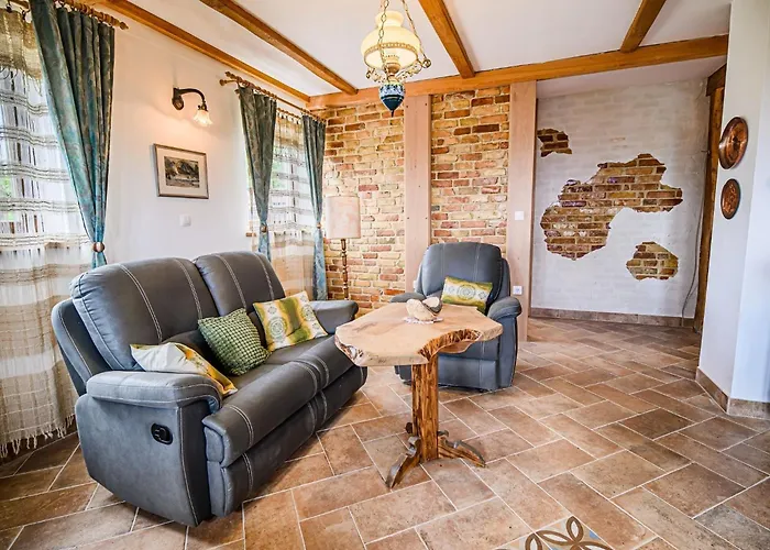 Hidden Authentic Haven - Two Bedroom With Balcony Appartement