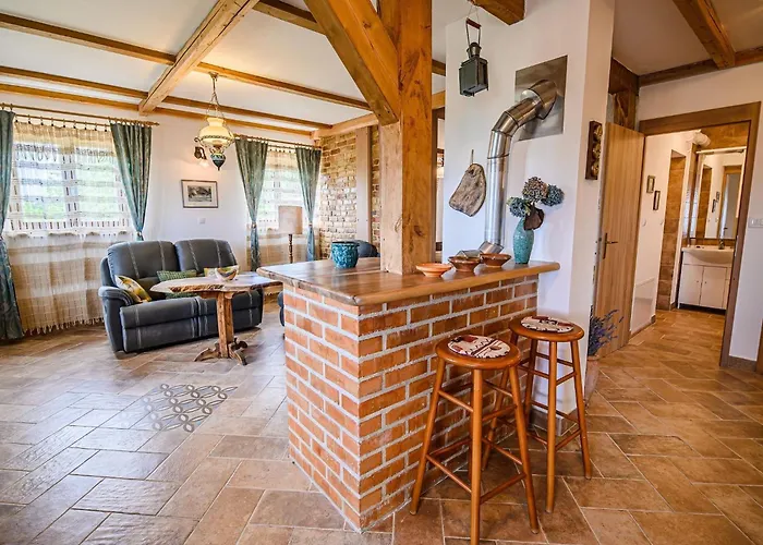 Hidden Authentic Haven - Two Bedroom With Balcony Appartement *