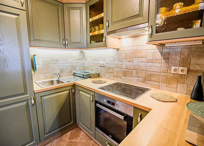 Hidden Authentic Haven - Two Bedroom With Balcony *