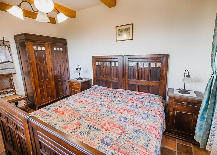 Hidden Authentic Haven - Two Bedroom With Balcony *