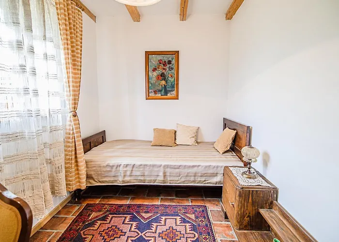 Hidden Authentic Haven - Two Bedroom With Balcony