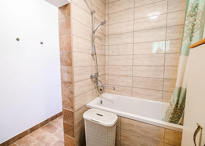 Hidden Authentic Haven - Two Bedroom With Balcony Appartement *