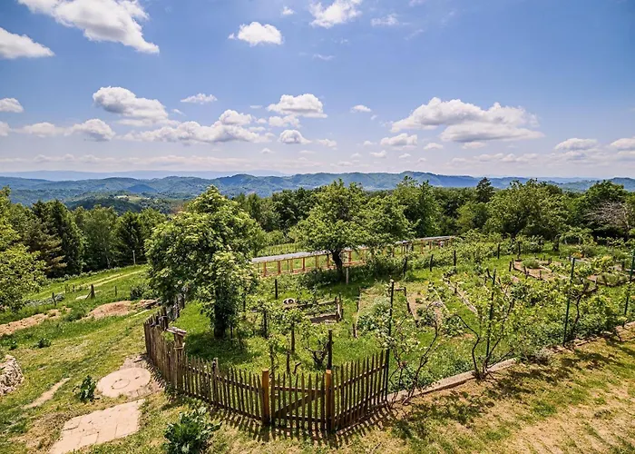 Hidden Authentic Haven - Two Bedroom With Balcony *