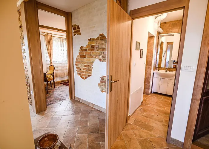 Hidden Authentic Haven - Two Bedroom With Balcony *