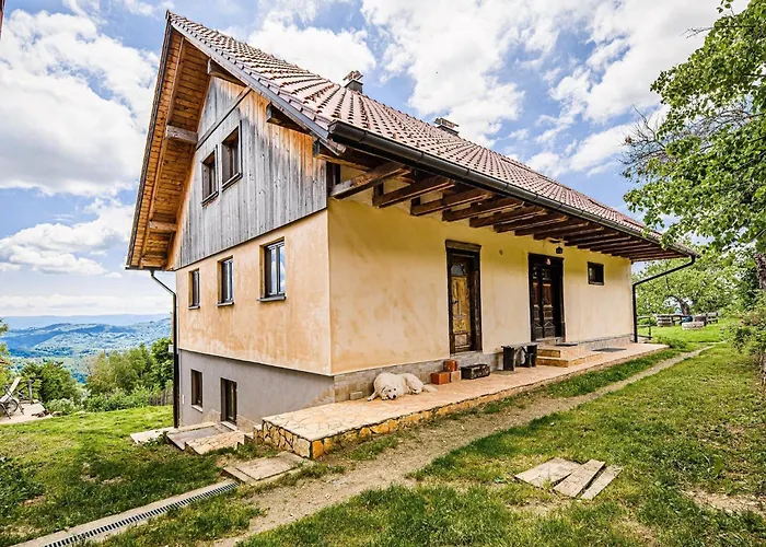 Hidden Authentic Haven - Two Bedroom With Balcony Apartament