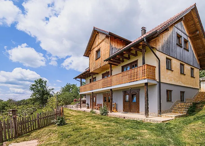 Hidden Authentic Haven - Two Bedroom With Balcony Appartement